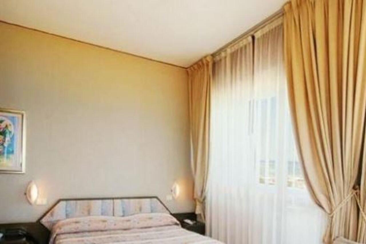 Hotel Bristol Пезаро Экстерьер фото