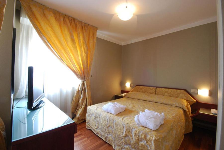 Hotel Bristol Пезаро Экстерьер фото