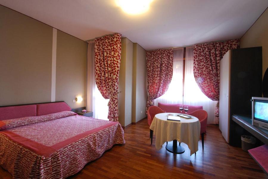 Hotel Bristol Пезаро Экстерьер фото
