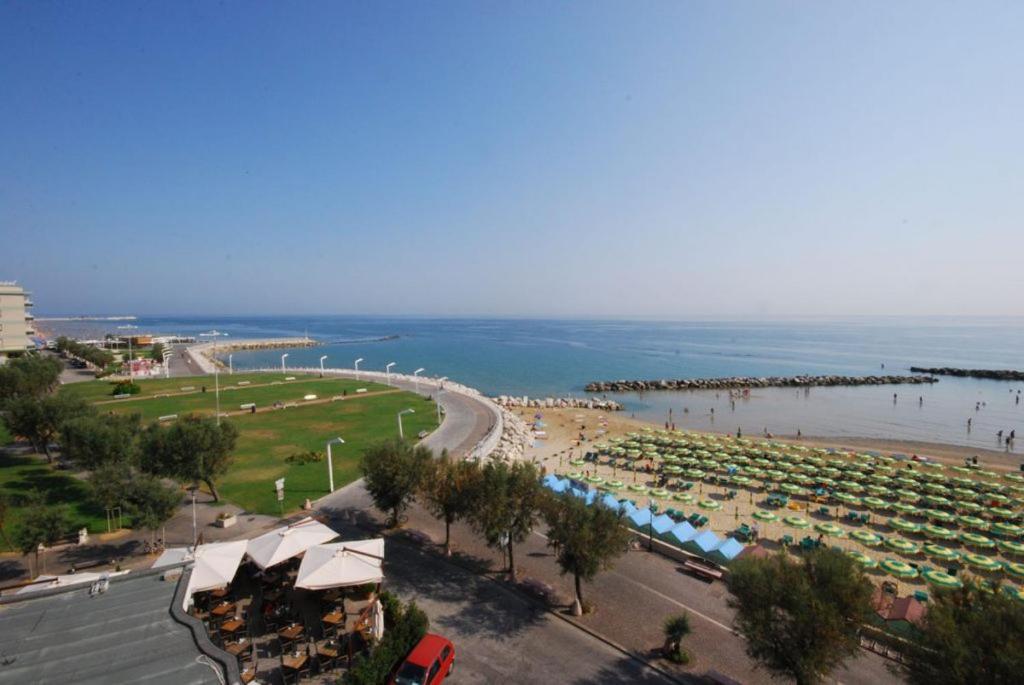 Hotel Bristol Пезаро Экстерьер фото