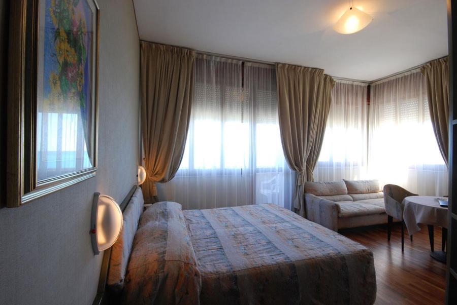 Hotel Bristol Пезаро Экстерьер фото