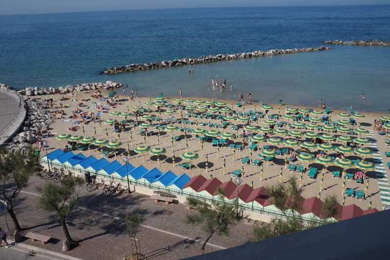 Hotel Bristol Пезаро Экстерьер фото