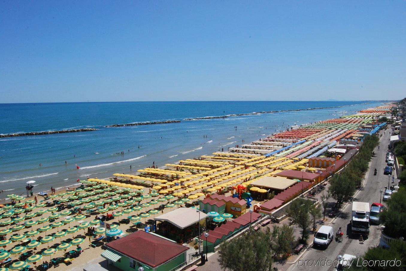 Hotel Bristol Пезаро Экстерьер фото