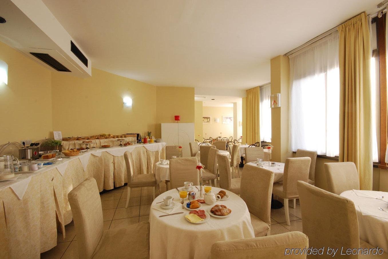 Hotel Bristol Пезаро Экстерьер фото