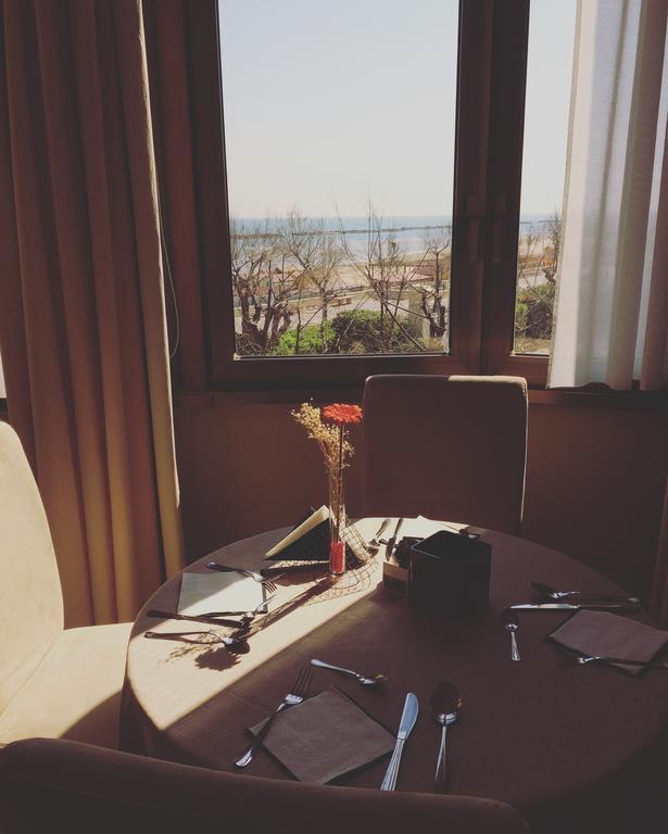 Hotel Bristol Пезаро Экстерьер фото
