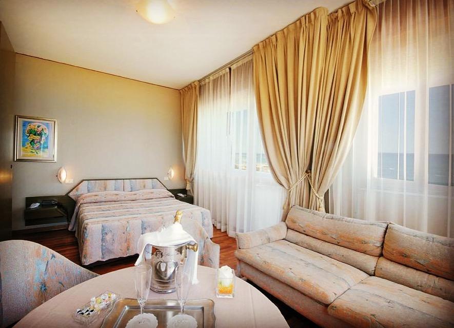 Hotel Bristol Пезаро Экстерьер фото