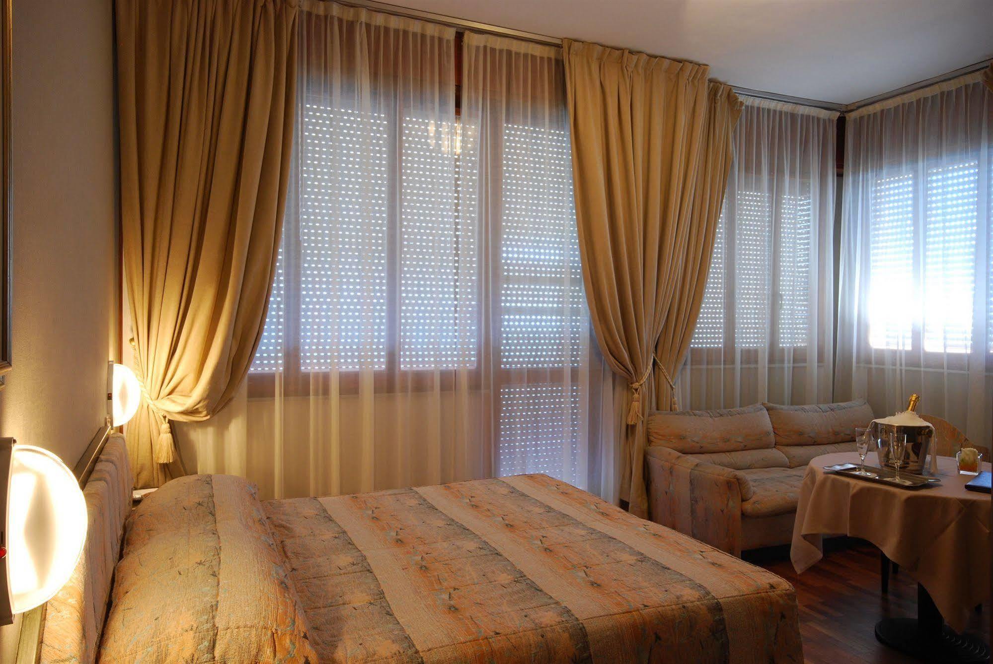 Hotel Bristol Пезаро Экстерьер фото