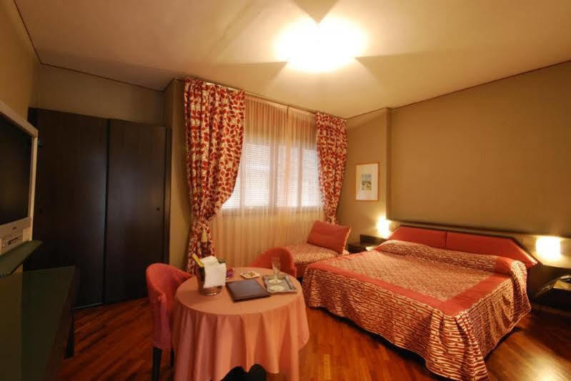 Hotel Bristol Пезаро Экстерьер фото